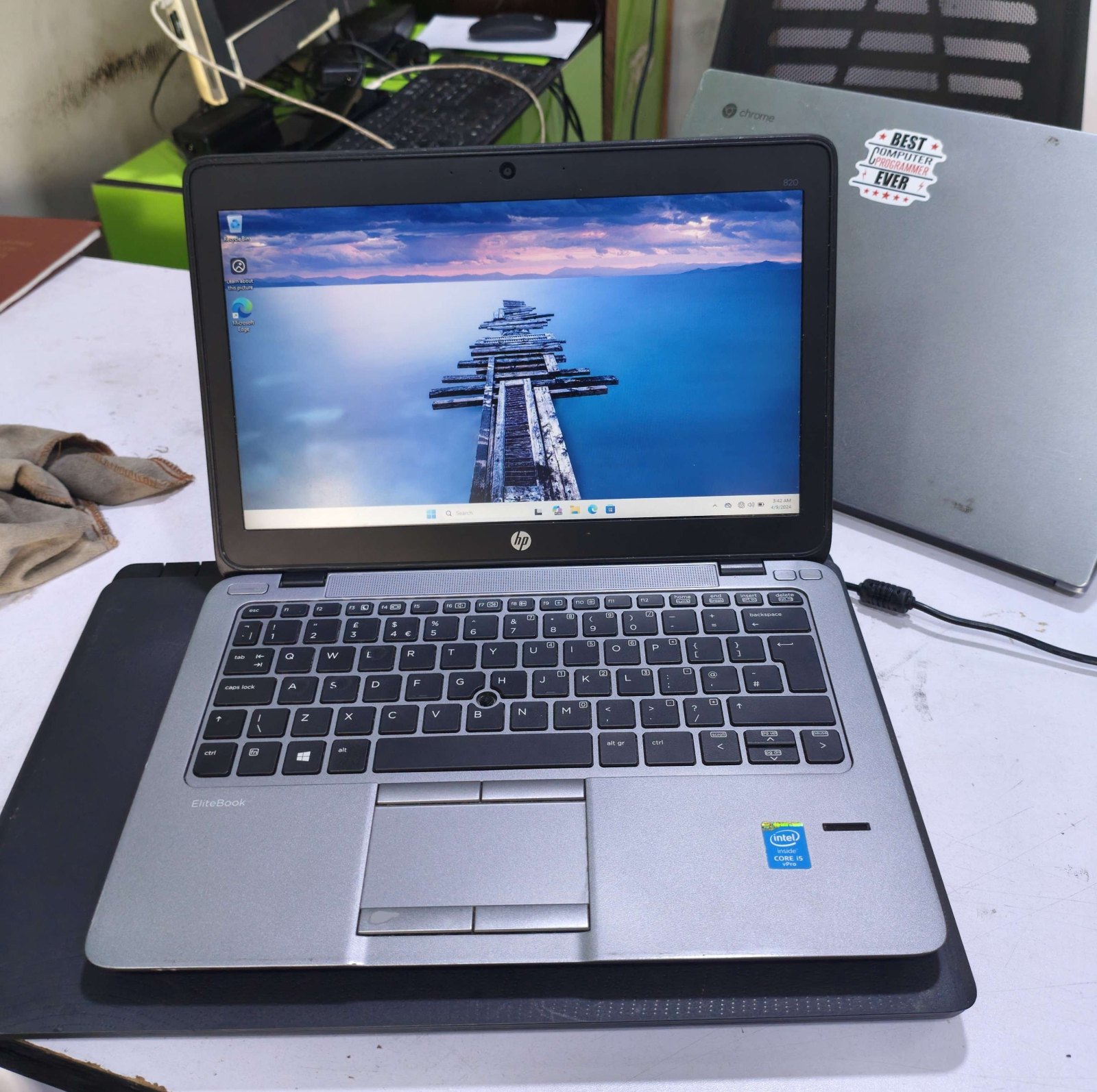 HP EliteBook 820 G2 Laptop (Intel Core i5, 8GB RAM, 256GB SSD)